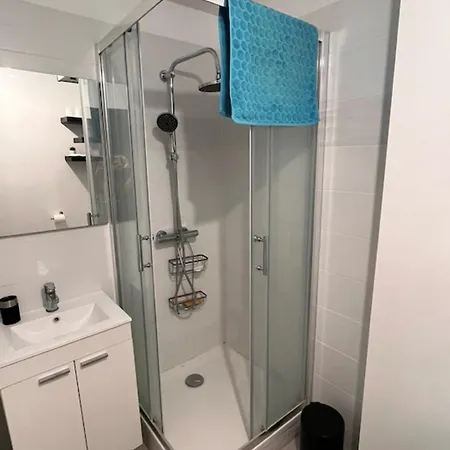Cozy And Bright Studio In Апартаменты Йер